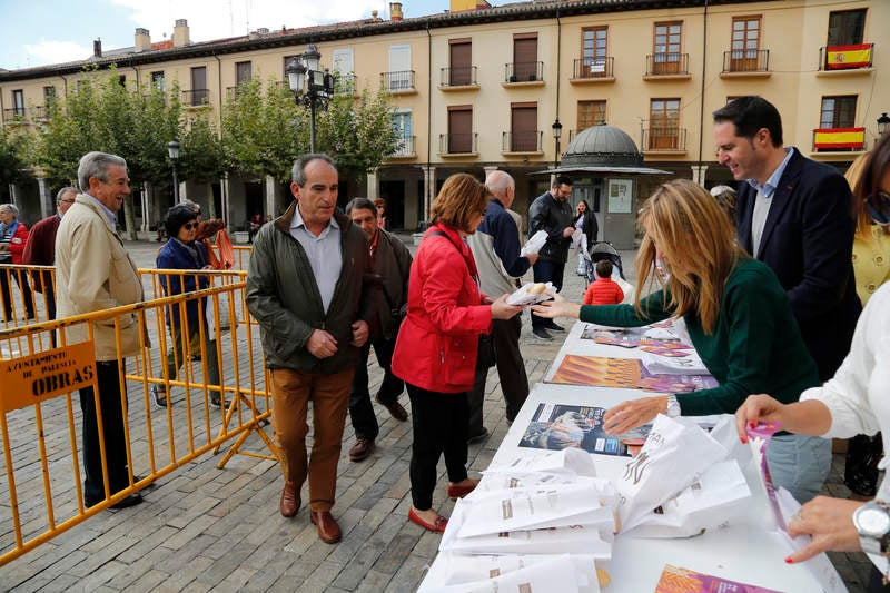 Reparto de fabiolines en la Plaza Mayor de Palencia con motivo de la Semana del Pan
