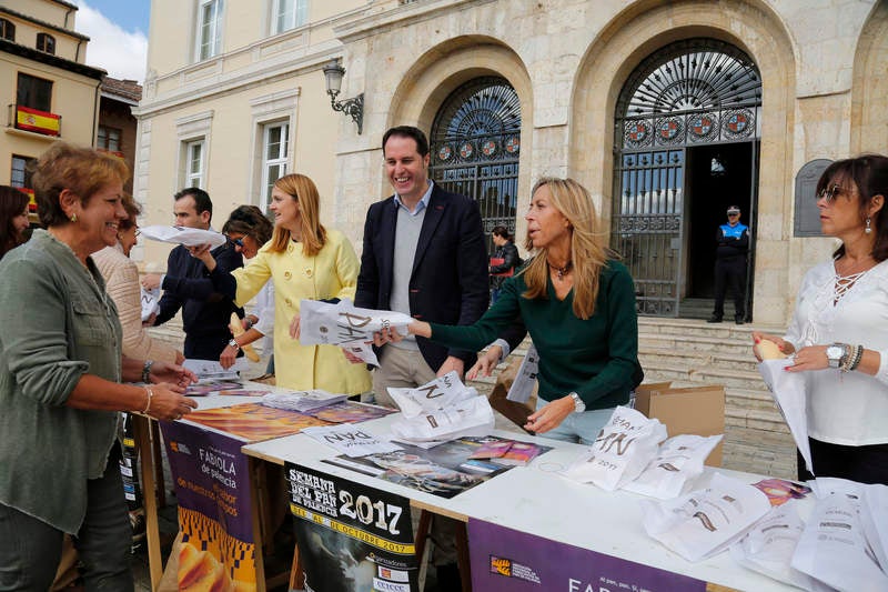 Reparto de fabiolines en la Plaza Mayor de Palencia con motivo de la Semana del Pan