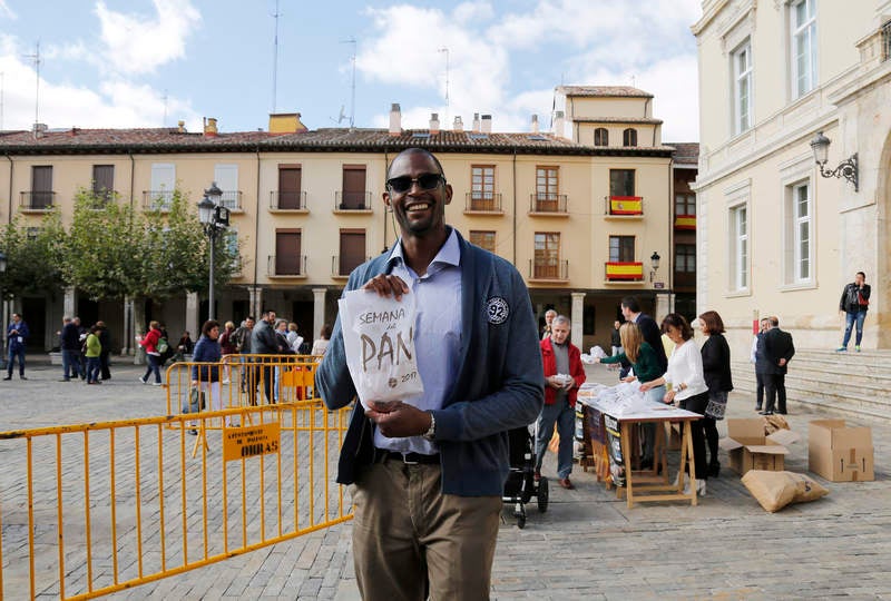 Reparto de fabiolines en la Plaza Mayor de Palencia con motivo de la Semana del Pan