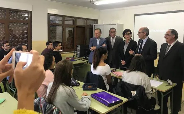 Autoridades provinciales, autonómicas y educativas se dirigen a los alumnos del curso.