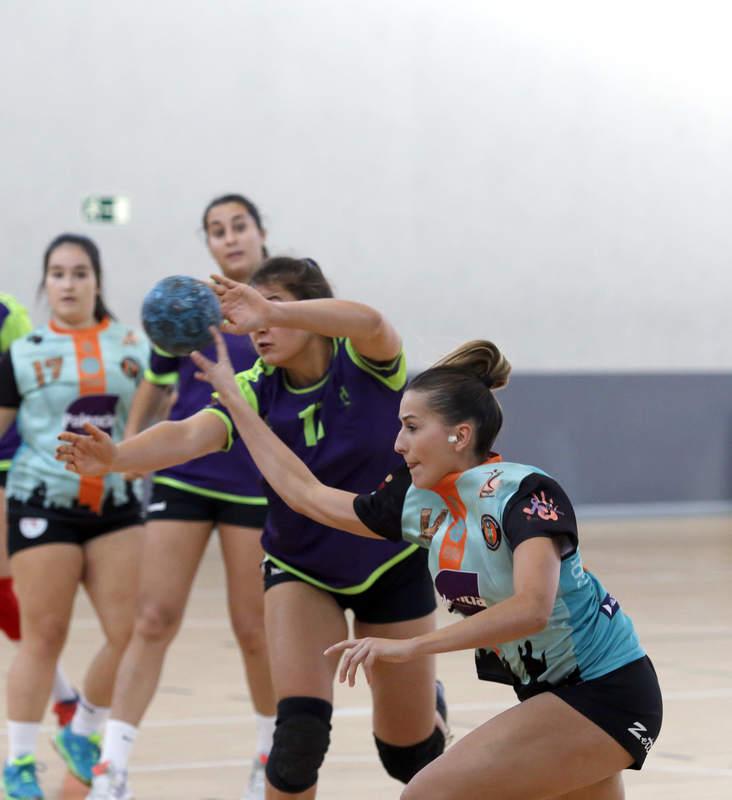 Partido de balonmano femenino entre el Palencia Turismo y el Hand Vall Valladolid