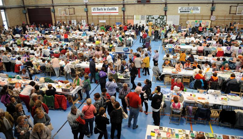 Encuentro de encanje de bolillos en el Polideportivo Huerta del Rey de Valladolid