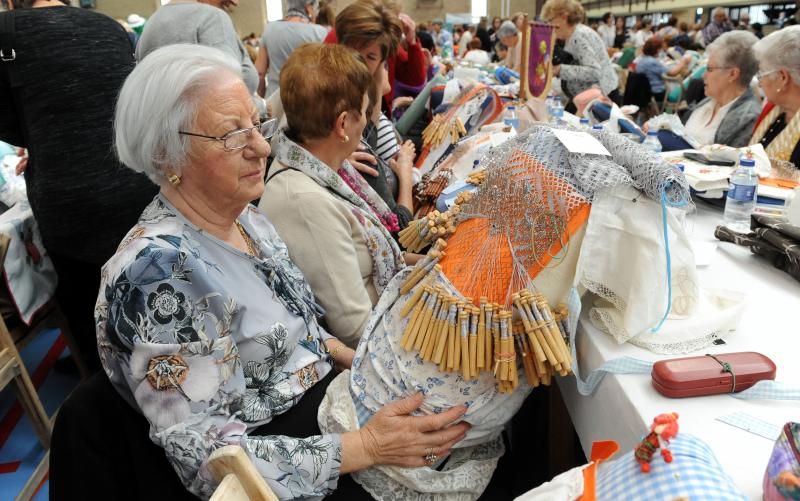 Encuentro de encanje de bolillos en el Polideportivo Huerta del Rey de Valladolid