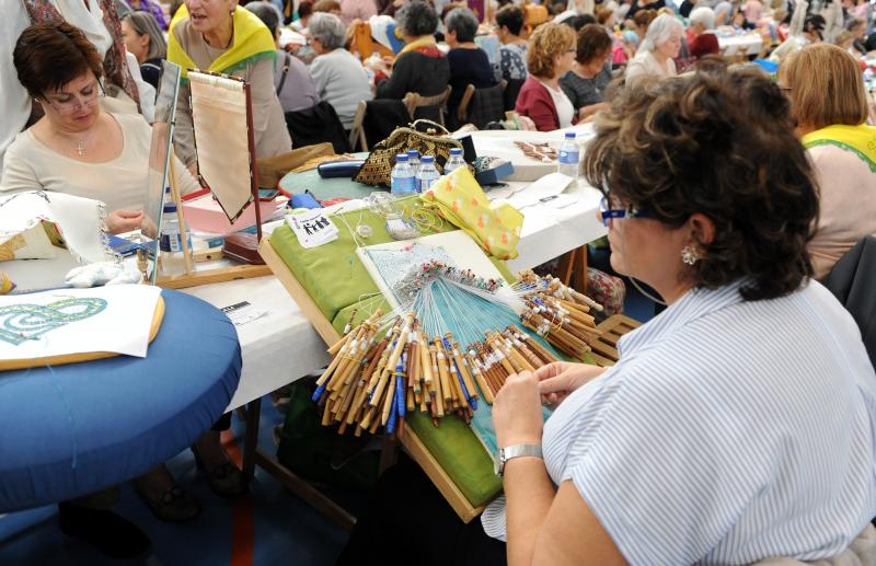 Encuentro de encanje de bolillos en el Polideportivo Huerta del Rey de Valladolid