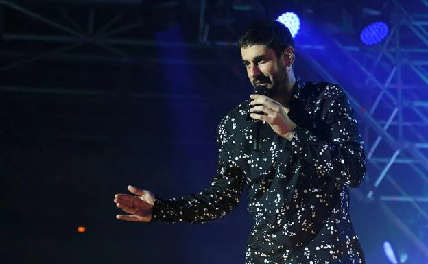 Melendi, en pleno concierto en el polideportivo Pisuerga. 