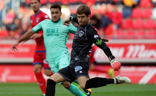 Aitor Fernández, portero numantino, despeja en largo 