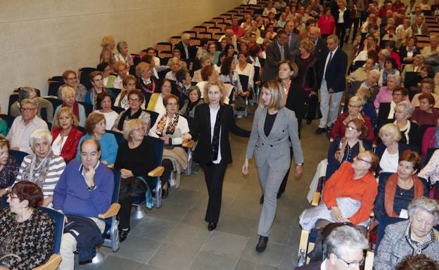 La rectora Mirian de las Mercedes Cortés y la consejera Alicia García intervinieron en el acto académico celebrado en la Pontificia. 