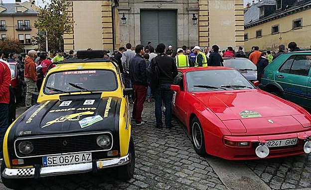 Algunos de los coches participantes en la prueba, en la salida de este sábado en la plaza de los Dolores del Real Sitio. 