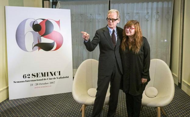 La directora de la película "La Librería", Isabel Coixet, posa junto al actor Bill Nighy, durante la presentación del largometraje que inaugura la 62ª Semana Internacional de Cine de Valladolid (Seminci).