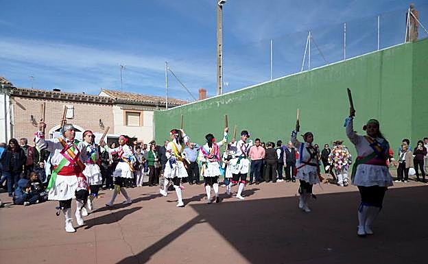 Grupo de danzas de Becerril de Campos, en el encuentro de Villaherreros.