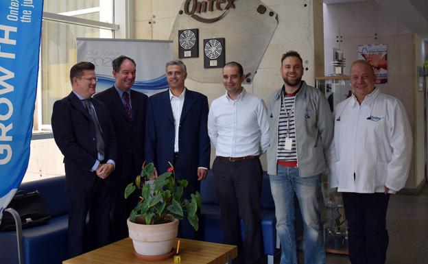 Visita del embajador de Bélgica, Marc Calcoen (2º por la izquierda) a la planta de Ontex en Valverde del Majano (Segovia). 