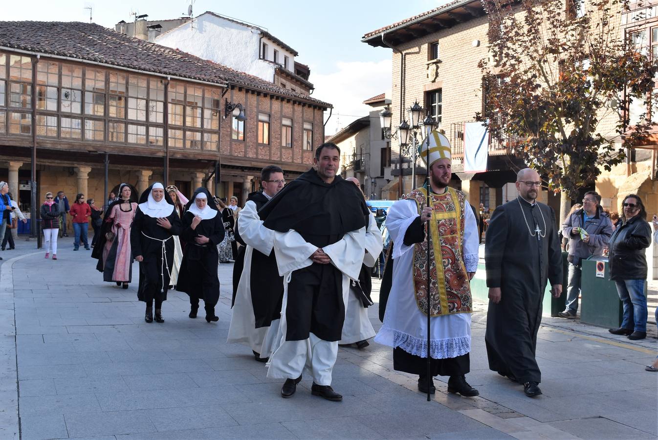 Más de un centenar de vecinos participan en la escenificación histórica de la visita del emperador en 1517