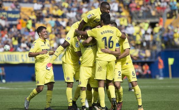 Los jugadores del Villarreal celebran el gol de Mario Gaspar. 
