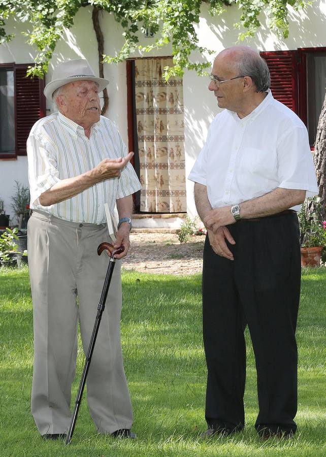 02.07.15 El escritor José Jiménez Lozano y el historiador Teófanes Egido conversan en el jardín del primero, en Alcazarén.