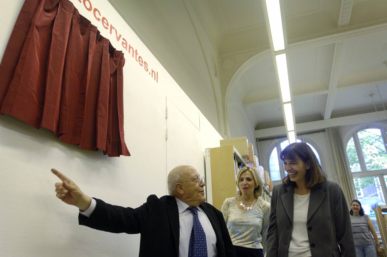 18.05.06 Durante la inauguración de la biblioteca del Instituto Cervantes de Utrecht (Holanda), que lleva su nombre.