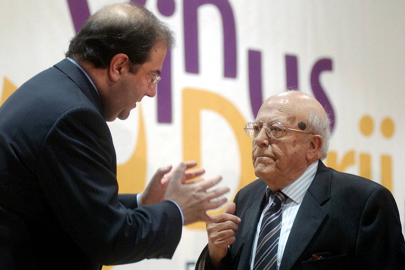 09.06.05 El presidente de la Junta, Juan Vicente Herrera (i) charla con José Jiménez Lozano a su llegada a la mesa presidencial del primer Festival Internacional Vinus Durii inaugurado hoy en Zamora.