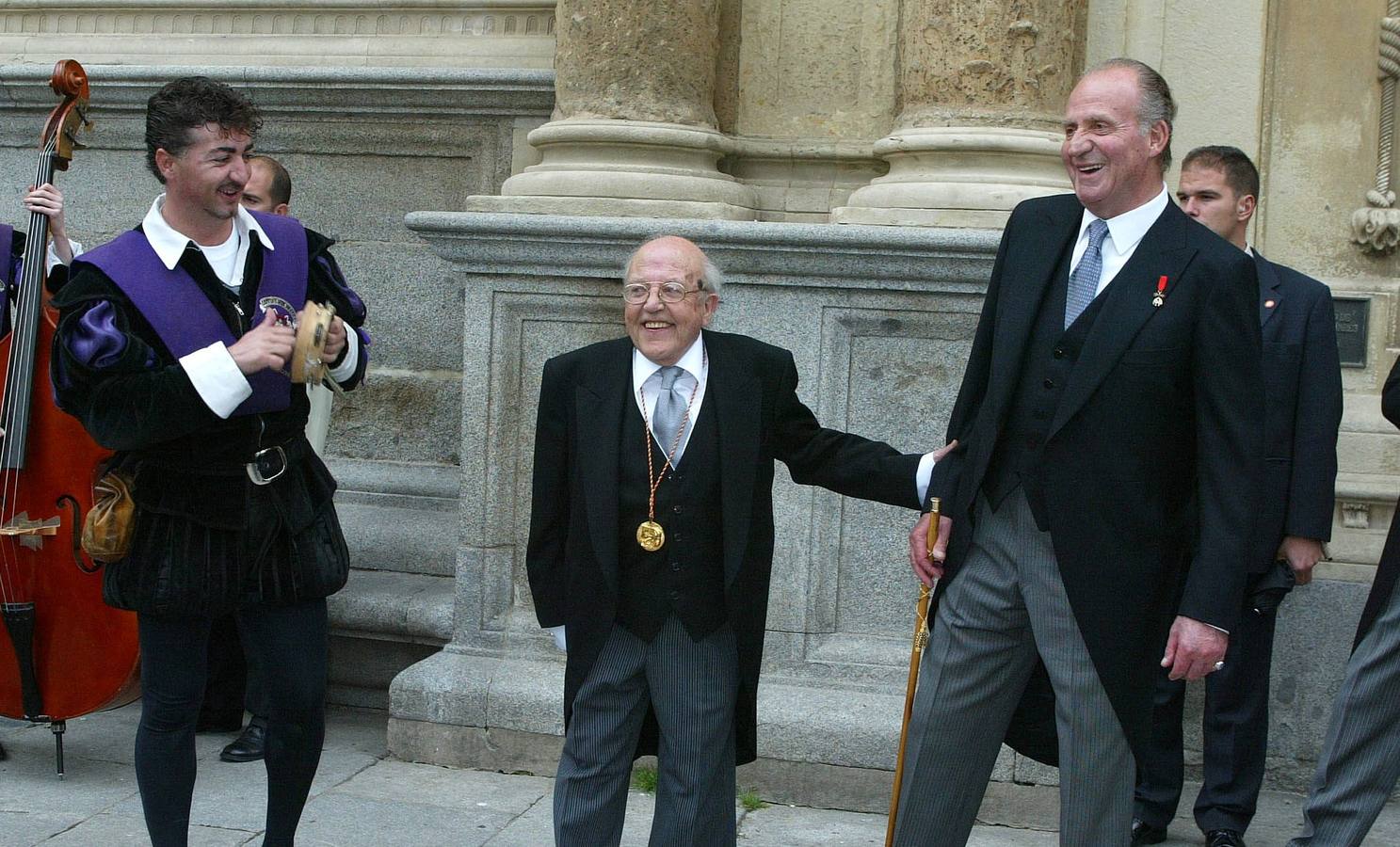 23.04.03 El escritor José Jiménez Lozano, galardonado hoy con el Premio Cervantes 2002, bromea con el Rey don Juan Carlos, tras la entrega del premio, en un acto que ha tenido lugar en el Paraninfo de la Universidad de Alcalá de Henares.