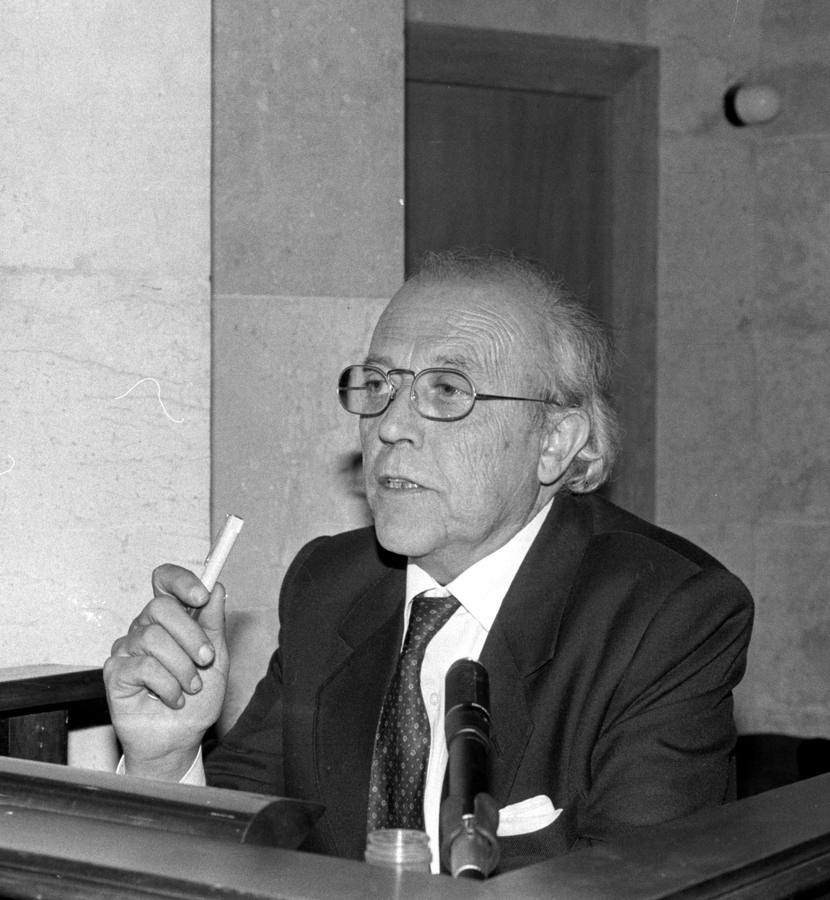 04.11.86 José Jiménez Lozano durante la conferencia que pronunció hoy dentro del ciclo organizado por la Universidad para conmemorar el cincuenta aniversario de la muerte de Miguel de Unamuno.