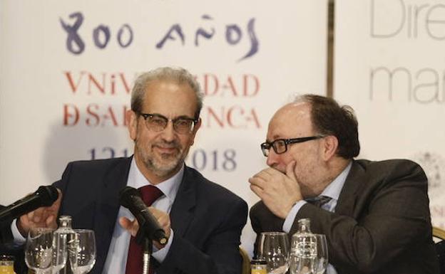 Mariano Esteban conversa con el rector durante un acto en la Universidad.