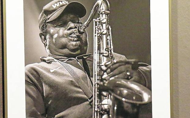 Retrato de Pee Wee Ellis, de Antonio Porcar, durante la prueba de sonido previa a su concierto en Palencia en 2016. 