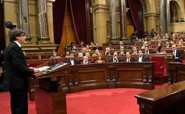 Puigdemont en el Parlament catalán.