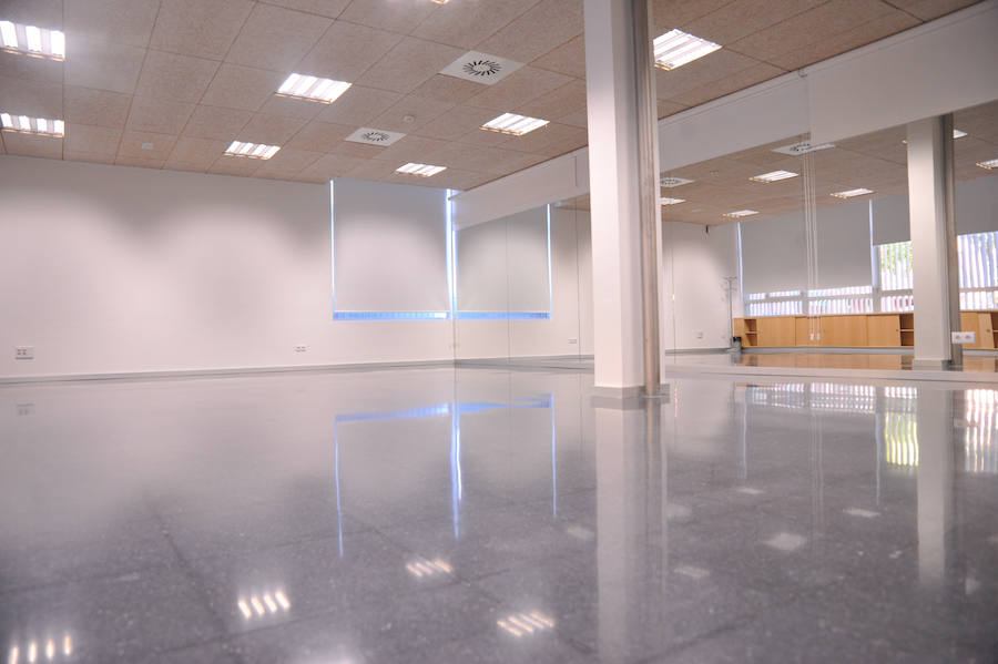 El edificio, con 3,2 millones de inversión, ofrece salas para exposiciones, talleres, biblioteca y un teatro con 320 localidades. Las instalaciones darán servicio a sus 15.000 vecinos.