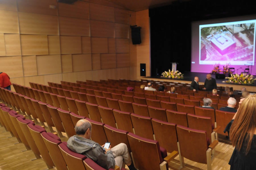 El edificio, con 3,2 millones de inversión, ofrece salas para exposiciones, talleres, biblioteca y un teatro con 320 localidades. Las instalaciones darán servicio a sus 15.000 vecinos.