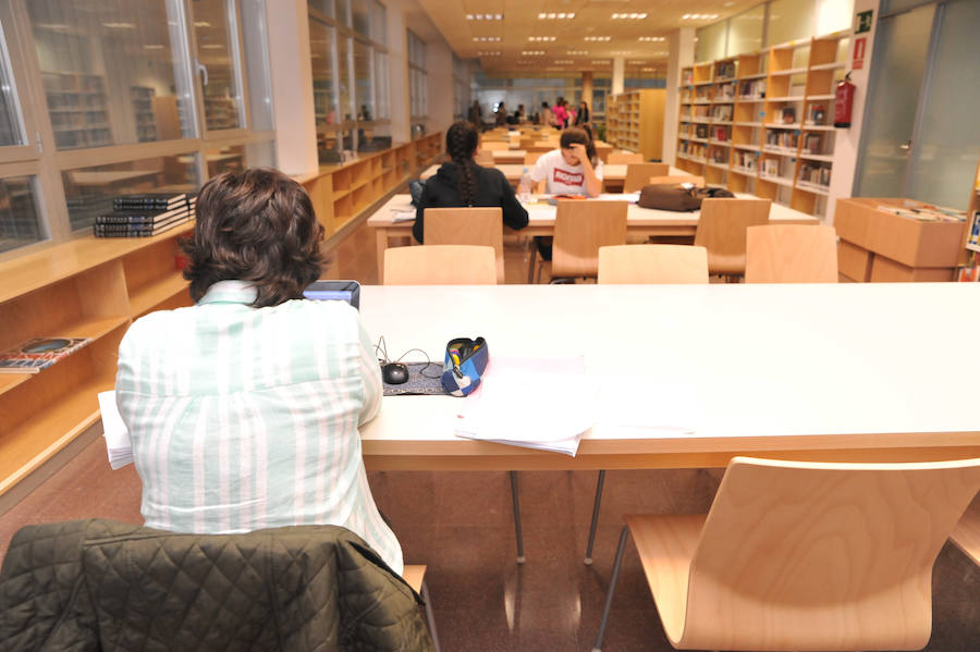 El edificio, con 3,2 millones de inversión, ofrece salas para exposiciones, talleres, biblioteca y un teatro con 320 localidades. Las instalaciones darán servicio a sus 15.000 vecinos.