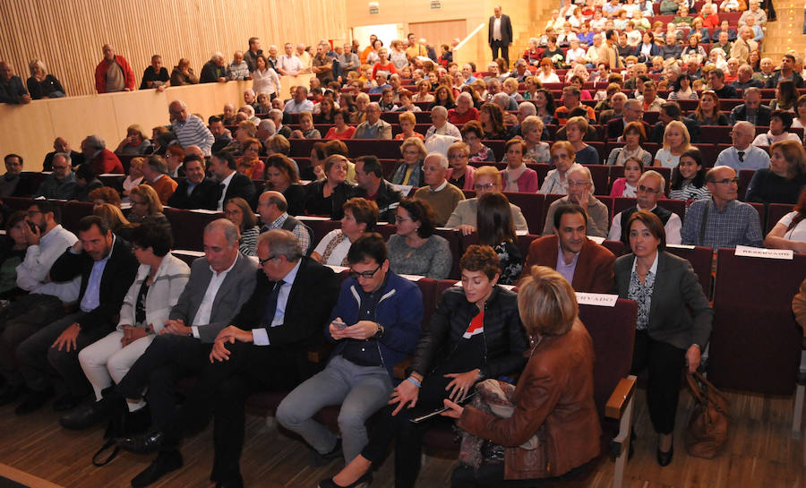 El edificio, con 3,2 millones de inversión, ofrece salas para exposiciones, talleres, biblioteca y un teatro con 320 localidades. Las instalaciones darán servicio a sus 15.000 vecinos.