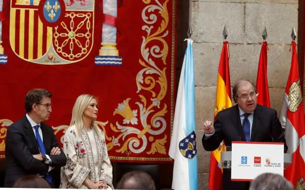El presidente de Castilla y León, Juan Vicente Herrera (d), durante su intervención hoy tras firmar con la presidenta de la Comunidad de Madrid, Cristina Cifuentes, y el presidente de la Xunta de Galicia, Alberto Núñez Feijóo. 