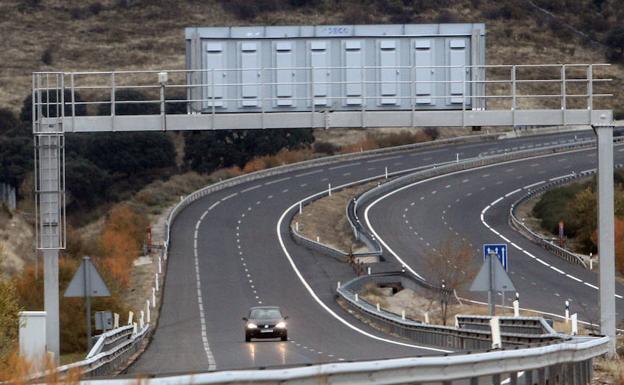 Un coche circula por la autopista AP-6 en la provincia de Segovia. 