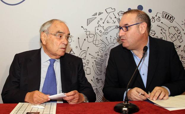 Rodolfo Martín Villa junto al director de leonoticias, Javier Calvo. 