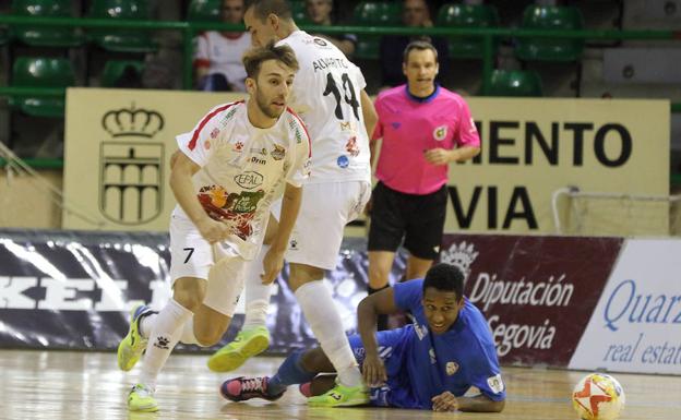 Álvaro López se lleva el balón en un momento del partido de ayer frente al Santiago Futsal.