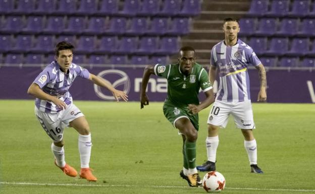 Koné, del Leganés, controla el balón ante Sergio Marcos y Toño Cotán, del Valladolid. 