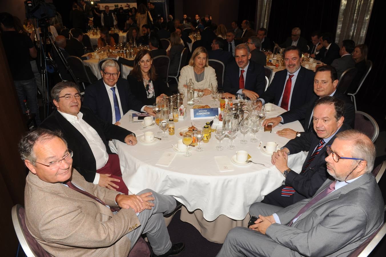 Antonio Otero, del Colegio de Médicos; Miguel Ángel Maroto, de Casvisa; Jesús Gerbolés, auditor; Natividad Santiago, del Banco de España; Mayte Zamorano, de El Norte; Víctor Lajo, director de empresas de Banco Santander; Raúl Múñoz, director comercial del Santander;Teófilo Gómez, de Laboral Kutxa; Ignacio Fernández, de Atresmedia, y Luis Jaramillo, de Cope.