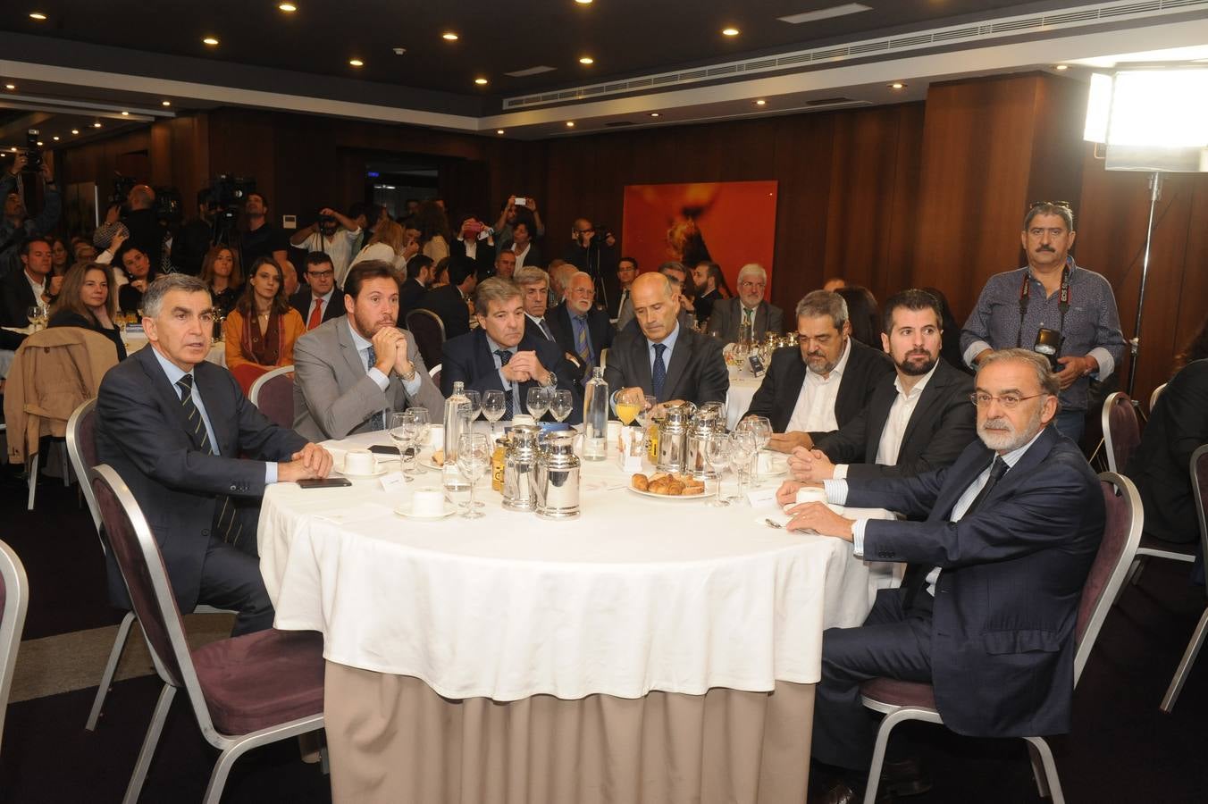 Patricio Llorente, de Corporación Llorente; Óscar Puente, alcalde de Valladolid; Ángel de las Heras, director general de El Norte de Castilla; Enrique Maganto, director territorial del Banco Sabadell; Carlos Aganzo, director de El Norte, Luis Tudanca, secretario general del PSOE de Castilla y León, y Alejandro Llorente, de Corporación Llorente.