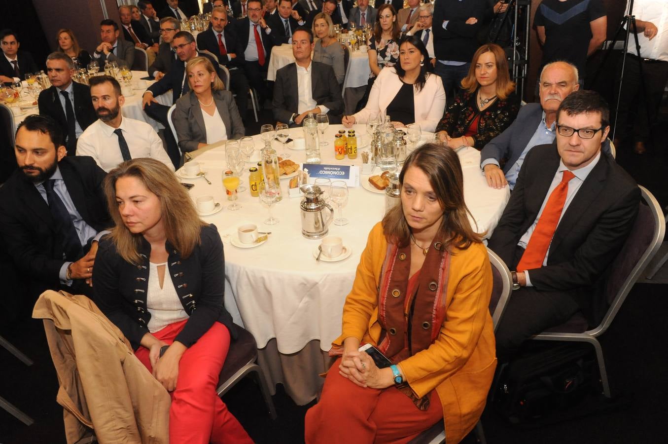 Mónica Vega y Víctor Sanz, del Banco Sabadell; Víctor Cazurro, de la Universidad Isabel I; Yolanda Solla, de El Norte; Pedro González, procurador del PSOE en las Cortes; Ana Sánchez, secretaria de Organización del PSOE de Castilla y León; Virginia Barcones, vicesecretaria general del PSOE de Castilla y León; Juan Ignacio Álvarez, alcalde de Portillo; David Esteban, secretario general de Cecale, y Ángela de Miguel, presidenta de la CVE.