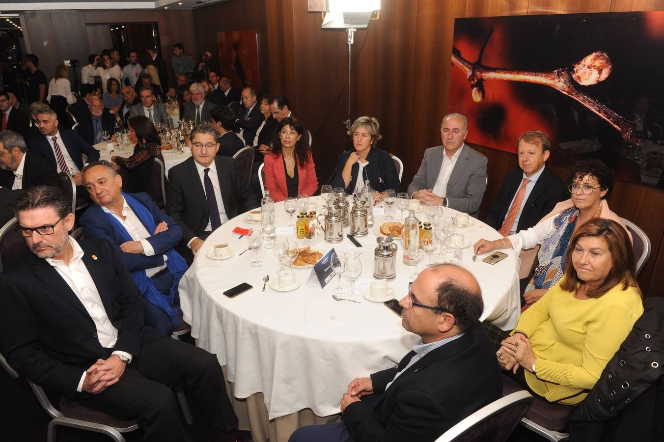 José Luis Vázquez, alcalde de La Granja; Emilio Melero, del Consejo de Cuentas; Óscar Campillo, director de Comunicación y Relaciones Institucionales de Vocento; Ana Redondo, concejala de Cultura; Charo López, de El Norte; Antonio Gato, concejal de Hacienda;Fernando Derqui, del Banco Sabadell; Rafaela Romero, concejal de Servicios Sociales; Victoria Soto, concejala de Educación, y Luis Vélez, concejal de Movilidad.