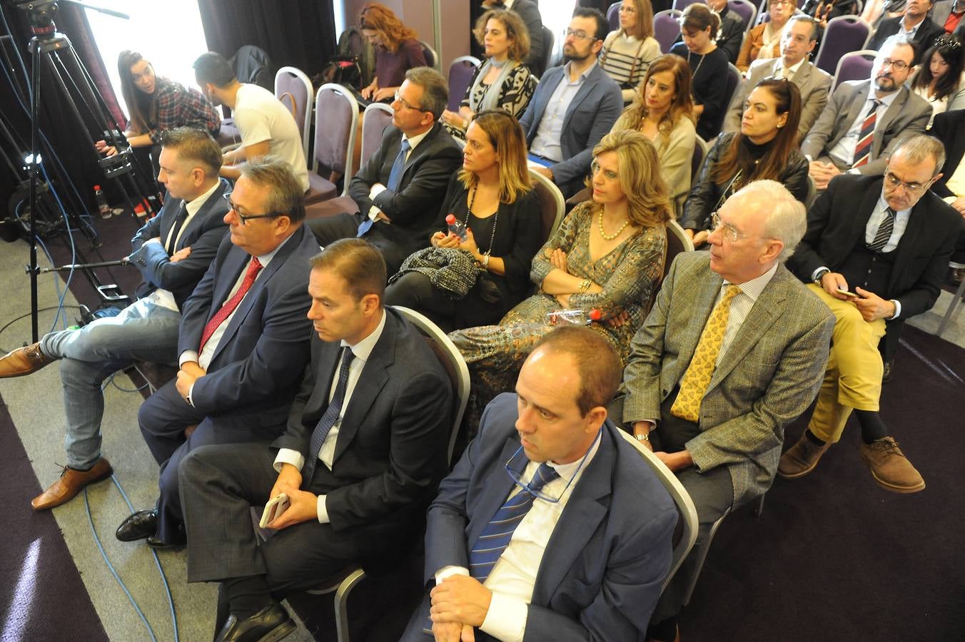 El numeroso público que acudió a escuchar a Pedro Sánchez abarrotó el salón del hotel Vincci Frontaura de Valladolid.