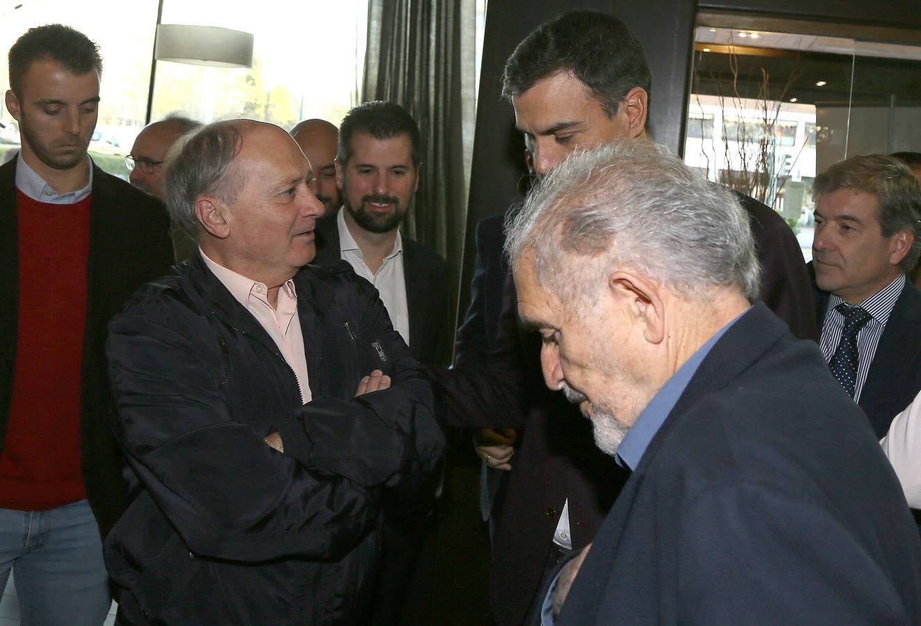 El secretario general del PSOE está convencido de que la cuestión catalana «solo se resuelve con diálogo político» aunque hay que antes hay que «reordenar una situación que está dislocada»