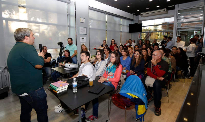 La Pizzería Kuro ha sido el escenario de esta iniciativa, con buena acogida por parte de los profesores palentinos