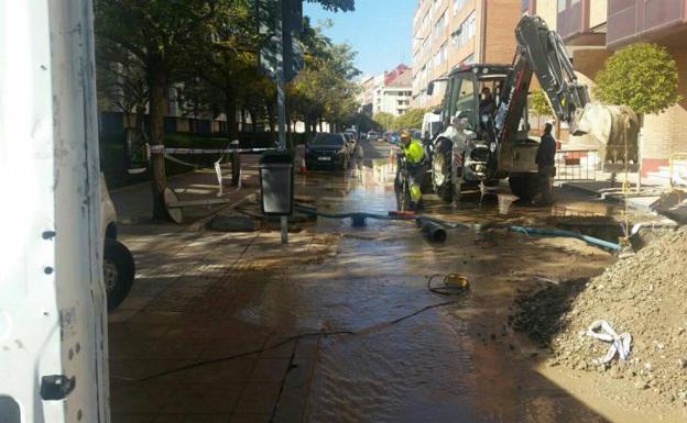 Reparación del reventón en la calle Álvarez Taladriz. 