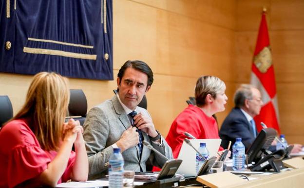 El consejero de Fomento y Medio Ambiente, Juan Carlos Suárez-Quiñones (centro), durante su comparecencia ante la Comisión de Economía y Hacienda de las Cortes para exponer el Proyecto de Ley de Presupuestos.