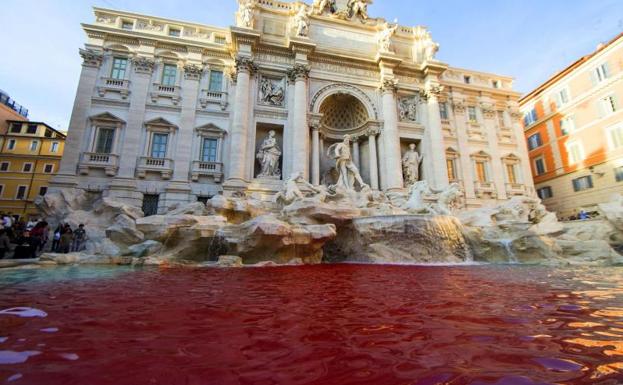 La Fontana di Trevi en Roma teñido de rojo.