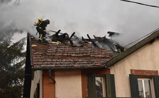 Un bombero trabaja en la extinción del fuego en la cubierta, que ha quedado totalmente destrozada. 