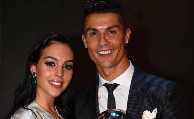 Cristiano Ronaldo con su novia Georgina Rodríguez. 