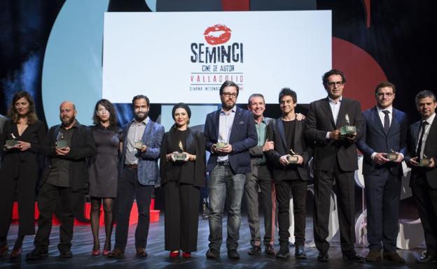 Foto de familia de los premiados, presentadores e invitados durante la gala de clausura de la 62 Seminci.