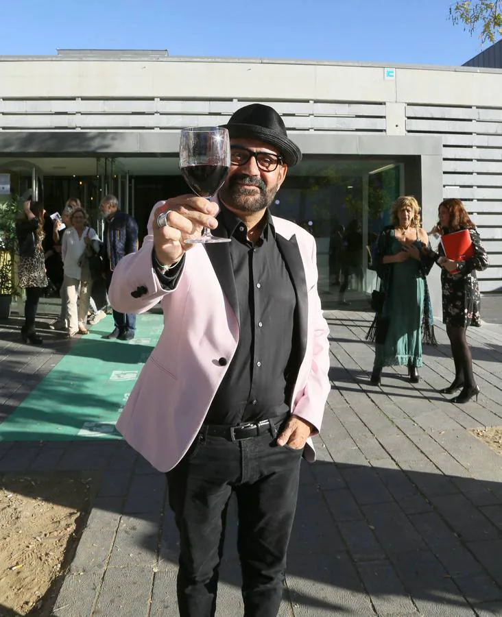 El actor y director José Corbacho alza su copa antes de la primera jornada de Vino&Cine, en el LAVA.
