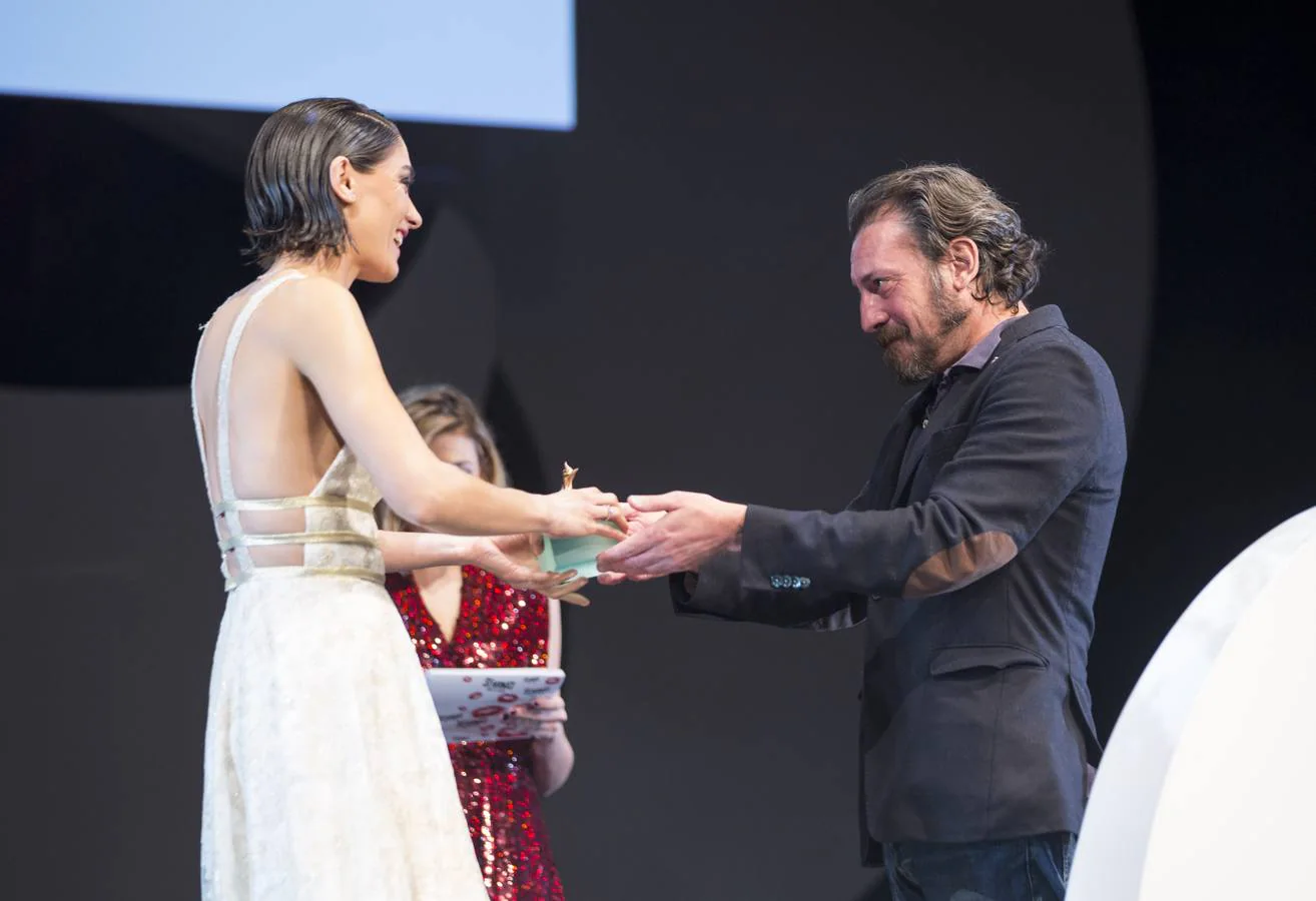 Ray Loriga entrega el ‘Miguel Delibes’ a Ana Cela.