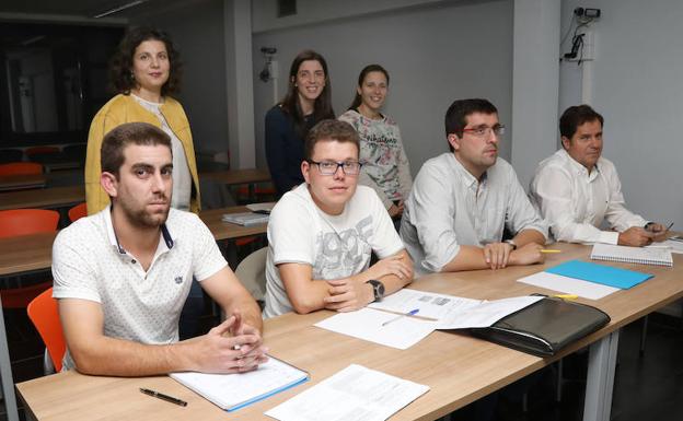 Siete alumnos de la primera edición junto a la coordinadora, Margarita Rico. 